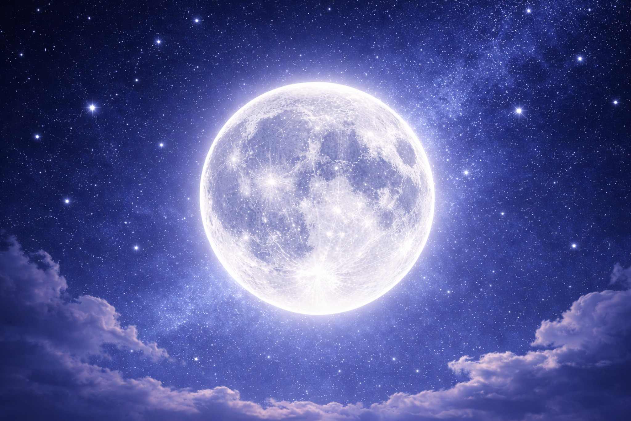 Bright Supermoon in a dark sky — Full Moon appearing larger and more luminous near the horizon